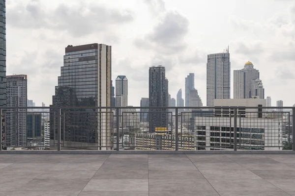 Panoramik Bangkok gökyüzü manzarası, çatıda beton gözlemevi güvertesi, gündüz. Lüks Asyalı şirket ve yaşam tarzı. Şehir merkezinde finans şehri, gayrimenkul. Ürün ekran modeli boş çatı