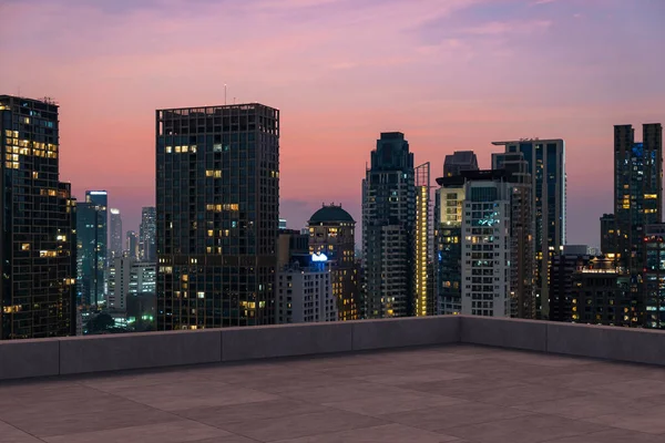 Vista panorámica del horizonte de Bangkok, terraza del observatorio de hormigón en la azotea, puesta de sol. Estilo de vida corporativo y residencial asiático de lujo. Ciudad financiera en el centro, bienes raíces. Exhibición del producto techo vacío mockup — Foto de Stock