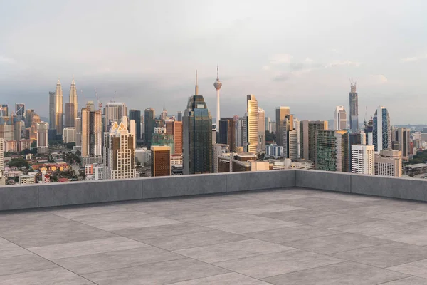 Vista panorámica del horizonte de Kuala Lumpur, terraza del observatorio de hormigón en la azotea, puesta de sol. Asiático estilo de vida corporativo y residencial. Ciudad financiera en el centro, bienes raíces. Exhibición del producto techo vacío mockup — Foto de Stock