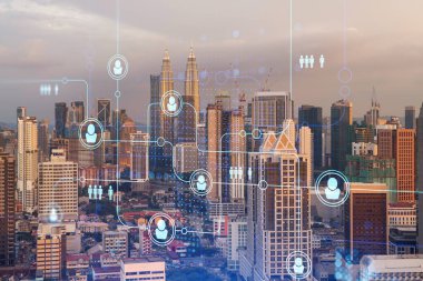 Kuala Lumpur, Malezya, Asya 'nın günbatımı panoramik şehir manzarası üzerine sosyal medya simgelerinin hologramı. KL 'deki insan ilişkileri ve kariyer fırsatları kavramı. Çoklu pozlama.