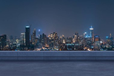 Panoramik Bangkok gökyüzü manzarası, çatıda beton gözlemevi güvertesi, gece vakti. Asyalı şirket ve yaşam tarzı. Şehir merkezinde finans şehri, gayrimenkul. Ürün ekran modeli boş çatı
