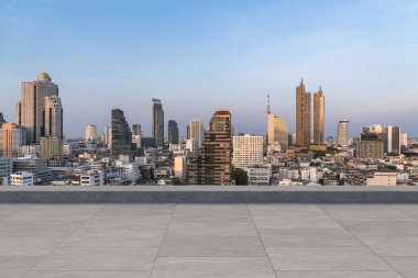 Panoramik Bangkok gökyüzü manzarası, çatıda beton gözlemevi güvertesi, gün batımı. Lüks Asyalı şirket ve yaşam tarzı. Şehir merkezinde finans şehri, gayrimenkul. Ürün ekran modeli boş çatı