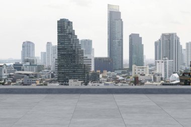 Panoramik Bangkok gökyüzü manzarası, çatıda beton gözlemevi güvertesi, gündüz. Lüks Asyalı şirket ve yaşam tarzı. Şehir merkezinde finans şehri, gayrimenkul. Ürün ekran modeli boş çatı