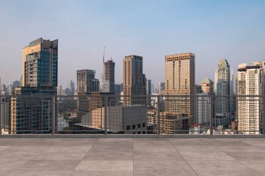Panoramik Bangkok gökyüzü manzarası, çatıda beton gözlemevi güvertesi, gün batımı. Lüks Asyalı şirket ve yaşam tarzı. Şehir merkezinde finans şehri, gayrimenkul. Ürün ekran modeli boş çatı