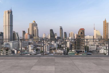 Panoramik Bangkok gökyüzü manzarası, çatıda beton gözlemevi güvertesi, gündüz. Lüks Asyalı şirket ve yaşam tarzı. Şehir merkezinde finans şehri, gayrimenkul. Ürün ekran modeli boş çatı