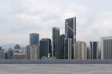 Panoramik Kuala Lumpur gökyüzü manzarası, çatıda beton gözlemevi güvertesi, gündüz. Asyalı şirket ve yaşam tarzı. Şehir merkezinde finans şehri, gayrimenkul. Ürün ekran modeli boş çatı