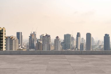 Panoramik Bangkok gökyüzü manzarası, çatıda beton gözlemevi güvertesi, gündüz. Lüks Asyalı şirket ve yaşam tarzı. Şehir merkezinde finans şehri, gayrimenkul. Ürün ekran modeli boş çatı