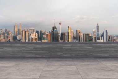 Panoramik Kuala Lumpur gökyüzü manzarası, çatıda beton gözlemevi güvertesi, gün batımı. Asyalı şirket ve yaşam tarzı. Şehir merkezinde finans şehri, gayrimenkul. Ürün ekran modeli boş çatı