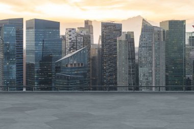 Panoramik Singapur gökyüzü manzarası, çatıda beton gözlemevi güvertesi, günbatımı. Asyalı şirket ve yaşam tarzı. Şehir merkezinde finans şehri, gayrimenkul. Ürün ekran modeli boş çatı