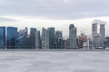 Panoramik Singapur gökyüzü manzarası, çatıda beton gözlemevi güvertesi, gündüz. Asyalı şirket ve yaşam tarzı. Şehir merkezinde finans şehri, gayrimenkul. Ürün ekran modeli boş çatı