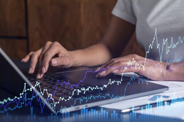 Doğru yatırım çözümlerine devam etmek için borsayı araştırmak için klavyeyi yazan kadın elleri. İnternet ticareti ve zenginlik yönetimi kavramı. Günlük kıyafet. Hologram Forex grafiği yakın çekim üzerine