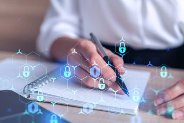 İş kadını müşterilerinin siber güvenliği korsan saldırılarından korumak ve müşterilerinin gizli verilerini kurtarmak için gerekli notları alıyor. Hologram simgelerini daktilo eden ellerin üzerine kilitle. Resmi giysi