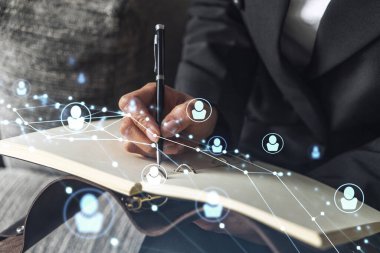 Kadın İK uzmanı, işe alım sürecinde uluslararası ağ oluşturmak için yeni adaylarla ilgili notlar alıyor. Başarı kavramı. Sosyal medya hologram simgeleri. Resmi giysi