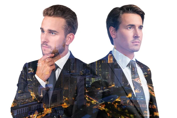 Takım elbiseli iki yakışıklı iş adamı, el pençe divan. Asya kurumsal yaşam tarzı, çok uluslu genç profesyoneller. Gece Kuala Lumpur şehir manzarası. Çift pozlama