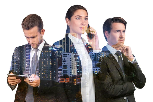 Takım elbiseli üç iş adamı telefonda konuşuyor, internette geziniyor ve rüya görüyor. Asya kurumsal yaşam tarzı, çeşitli genç profesyonellerin iletişimi. Gece Bangkok şehri manzarası. Çift pozlama