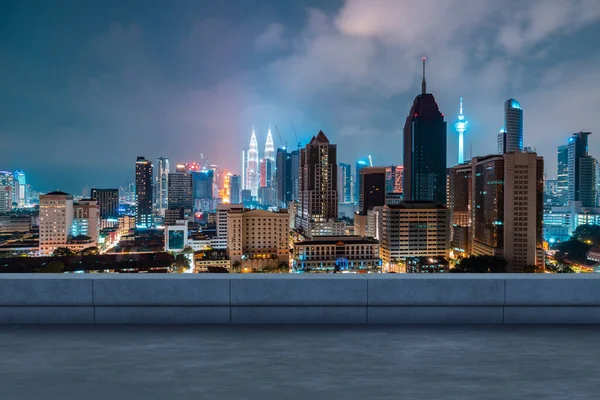 Panoramik Kuala Lumpur gökyüzü manzarası, çatıda beton gözlemevi güvertesi, gece. Asyalı şirket ve yaşam tarzı. Şehir merkezinde finans şehri, gayrimenkul. Ürün ekran modeli boş çatı