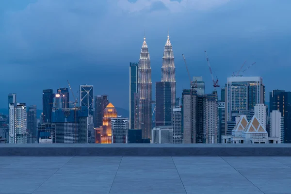 Panoramik Kuala Lumpur gökyüzü manzarası, çatıda beton gözlemevi güvertesi, gece. Asyalı şirket ve yaşam tarzı. Şehir merkezinde finans şehri, gayrimenkul. Ürün ekran modeli boş çatı