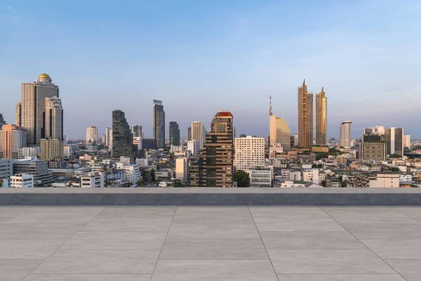 Panoramik Bangkok gökyüzü manzarası, çatıda beton gözlemevi güvertesi, gün batımı. Lüks Asyalı şirket ve yaşam tarzı. Şehir merkezinde finans şehri, gayrimenkul. Ürün ekran modeli boş çatı