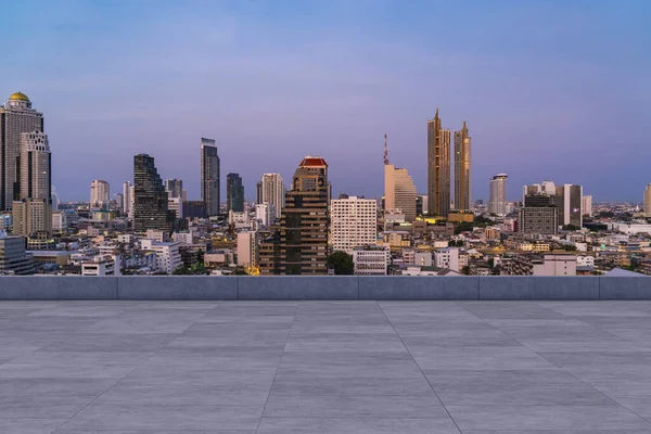 Panoramik Bangkok gökyüzü manzarası, çatıda beton gözlemevi güvertesi, gün batımı. Lüks Asyalı şirket ve yaşam tarzı. Şehir merkezinde finans şehri, gayrimenkul. Ürün ekran modeli boş çatı