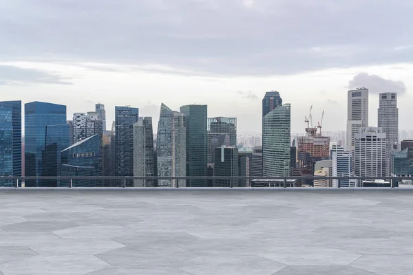 Panoramik Singapur gökyüzü manzarası, çatıda beton gözlemevi güvertesi, gündüz. Asyalı şirket ve yaşam tarzı. Şehir merkezinde finans şehri, gayrimenkul. Ürün ekran modeli boş çatı