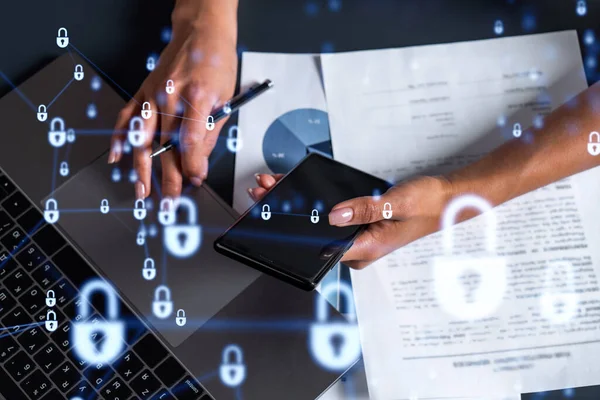 한 여성 프로그래머가 컴퓨터로 암호를 입력하여 해커의 공격으로부터 사이버 보안을 보호하고 기밀 정보를 저장하고 있습니다. 타이핑 손 위에 자물쇠 홀로그램 아이콘이 있습니다. 관능적 인 옷차림. — 스톡 사진