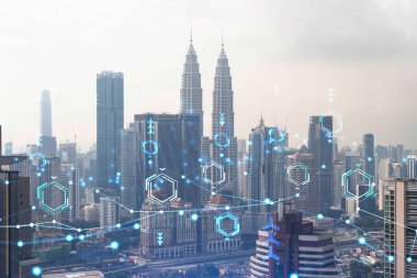 Kuala Lumpur 'un Panorama şehri manzarası üzerinde teknoloji hologramı. KL, Asya 'nın Malezya' daki en büyük teknoloji merkezidir. Kodlama ve yüksek teknoloji geliştirme kavramı. Çift pozlama.