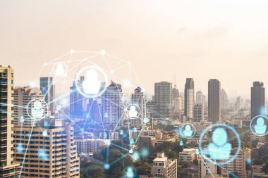 Sosyal medya, Bangkok, Güneydoğu Asya 'nın Panorama şehri manzarası üzerinde hologramı simgeliyor. Halkla ilişkiler, bağlantılar ve kariyer fırsatları kavramı. Çift pozlama.