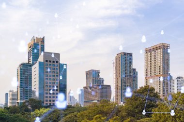 Sosyal medya, Bangkok, Güneydoğu Asya 'nın Panorama şehri manzarası üzerinde hologramı simgeliyor. Halkla ilişkiler, bağlantılar ve kariyer fırsatları kavramı. Çift pozlama.