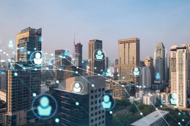 Bangkok, Güneydoğu Asya 'nın günbatımı panoramik şehri üzerine sosyal medya simgelerinin hologramı. İnsan ilişkileri ve kariyer fırsatları kavramı. Çoklu pozlama.