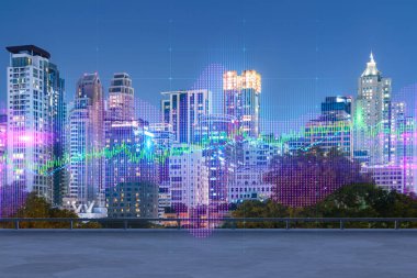 Beton teraslı çatı, Bangkok gece silueti. Finansal piyasaların tahminleri ve iş modellemeleri hologram dijital çizelgeleri. Şehir merkezinde. Çift pozlama.