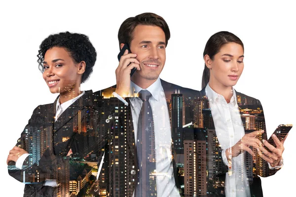 Трое бизнесменов в костюмах используют телефоны, задумчиво думая. Азиатский корпоративный стиль жизни, общение различных молодых специалистов. Ночь в Куала-Лумпуре. Двойное воздействие — стоковое фото