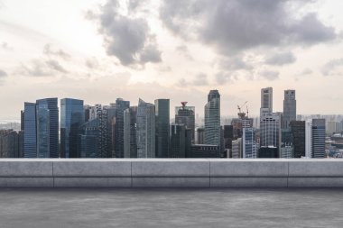 Panoramik Singapur gökyüzü manzarası, çatıda beton gözlemevi güvertesi, günbatımı. Asyalı şirket ve yaşam tarzı. Şehir merkezinde finans şehri, gayrimenkul. Ürün ekran modeli boş çatı