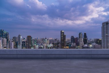 Panoramik Bangkok gökyüzü manzarası, çatıda beton gözlemevi güvertesi, gece vakti. Asyalı şirket ve yaşam tarzı. Şehir merkezinde finans şehri, gayrimenkul. Ürün ekran modeli boş çatı