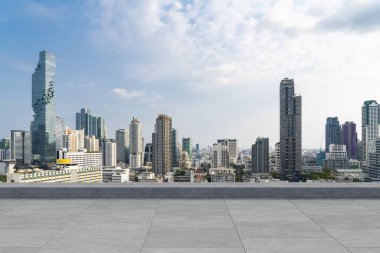 Panoramik Bangkok gökyüzü manzarası, çatıda beton gözlemevi güvertesi, gündüz. Lüks Asyalı şirket ve yaşam tarzı. Şehir merkezinde finans şehri, gayrimenkul. Ürün ekran modeli boş çatı