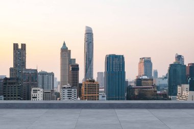 Panoramik Bangkok gökyüzü manzarası, çatıda beton gözlemevi güvertesi, gün batımı. Lüks Asyalı şirket ve yaşam tarzı. Şehir merkezinde finans şehri, gayrimenkul. Ürün ekran modeli boş çatı