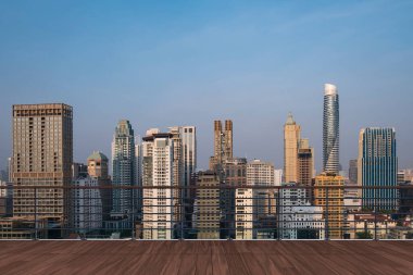 Panoramik Bangkok gökyüzü manzarası, çatıda ahşap gözlemevi güvertesi, günbatımı. Lüks Asyalı şirket ve yaşam tarzı. Şehir merkezinde finans şehri, gayrimenkul. Ürün ekran modeli boş çatı