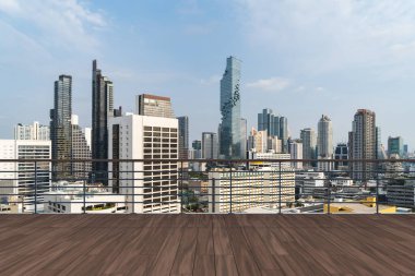 Panoramik Bangkok gökyüzü manzarası, çatıdaki ahşap gözlemevi güvertesi, gündüz. Lüks Asyalı şirket ve yaşam tarzı. Şehir merkezinde finans şehri, gayrimenkul. Ürün ekran modeli boş çatı
