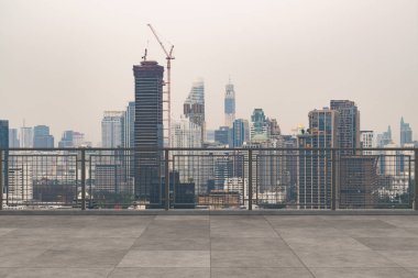 Panoramik Bangkok gökyüzü manzarası, çatıda beton gözlemevi güvertesi, gündüz. Lüks Asyalı şirket ve yaşam tarzı. Şehir merkezinde finans şehri, gayrimenkul. Ürün ekran modeli boş çatı