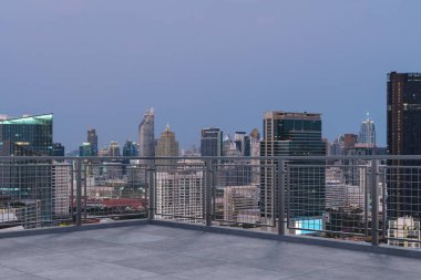 Panoramik Bangkok gökyüzü manzarası, çatıda beton gözlemevi güvertesi, gün batımı. Lüks Asyalı şirket ve yaşam tarzı. Şehir merkezinde finans şehri, gayrimenkul. Ürün ekran modeli boş çatı