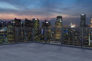 Panoramik Singapur gökyüzü manzarası, çatıda beton gözlemevi güvertesi, gece vakti. Asyalı şirket ve yaşam tarzı. Şehir merkezinde finans şehri, gayrimenkul. Ürün ekran modeli boş çatı