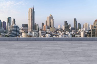 Panoramik Bangkok gökyüzü manzarası, çatıda beton gözlemevi güvertesi, gündüz. Lüks Asyalı şirket ve yaşam tarzı. Şehir merkezinde finans şehri, gayrimenkul. Ürün ekran modeli boş çatı