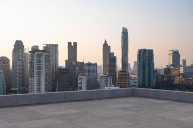 Panoramik Bangkok gökyüzü manzarası, çatıda beton gözlemevi güvertesi, gün batımı. Lüks Asyalı şirket ve yaşam tarzı. Şehir merkezinde finans şehri, gayrimenkul. Ürün ekran modeli boş çatı