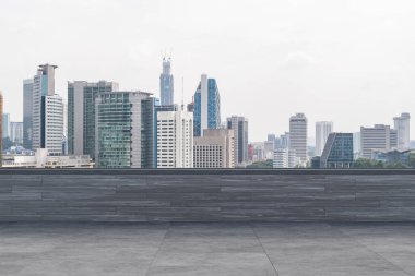 Panoramik Kuala Lumpur gökyüzü manzarası, çatıda beton gözlemevi güvertesi, gündüz. Asyalı şirket ve yaşam tarzı. Şehir merkezinde finans şehri, gayrimenkul. Ürün ekran modeli boş çatı