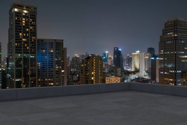 Panoramik Bangkok gökyüzü manzarası, çatıda beton gözlemevi güvertesi, gece vakti. Asyalı şirket ve yaşam tarzı. Şehir merkezinde finans şehri, gayrimenkul. Ürün ekran modeli boş çatı