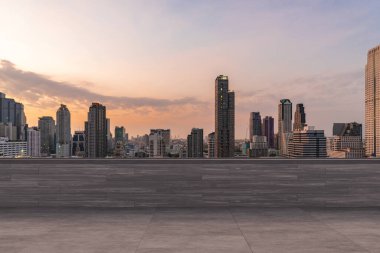 Panoramik Bangkok gökyüzü manzarası, çatıda beton gözlemevi güvertesi, gün batımı. Lüks Asyalı şirket ve yaşam tarzı. Şehir merkezinde finans şehri, gayrimenkul. Ürün ekran modeli boş çatı