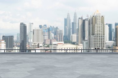 Panoramik Kuala Lumpur gökyüzü manzarası, çatıda beton gözlemevi güvertesi, gündüz. Asyalı şirket ve yaşam tarzı. Şehir merkezinde finans şehri, gayrimenkul. Ürün ekran modeli boş çatı