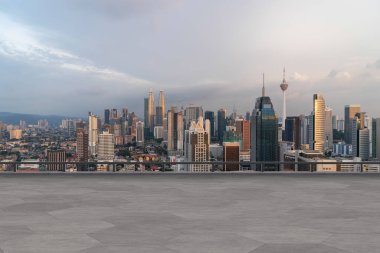 Panoramik Kuala Lumpur gökyüzü manzarası, çatıda beton gözlemevi güvertesi, gün batımı. Asyalı şirket ve yaşam tarzı. Şehir merkezinde finans şehri, gayrimenkul. Ürün ekran modeli boş çatı