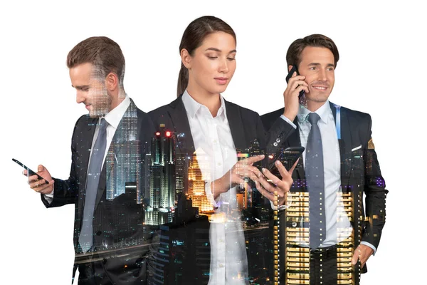 Трое бизнесменов в костюмах используют телефон, планшетное устройство и задумчиво думают. Азиатский корпоративный стиль жизни, общение различных молодых специалистов. Ночь в Куала-Лумпуре. Двойное воздействие — стоковое фото