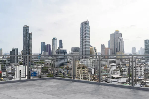 Vista panoramica sullo skyline di Bangkok, terrazza con osservatorio in cemento sul tetto, di giorno. Stile di vita aziendale e residenziale asiatico di lusso. Città finanziaria in centro, immobiliare. Visualizzazione del prodotto mockup tetto vuoto — Foto Stock