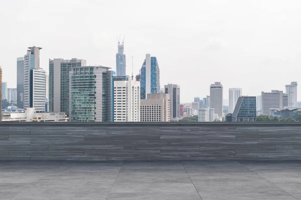 Vista panorámica del horizonte de Kuala Lumpur, terraza del observatorio de hormigón en la azotea, durante el día. Asiático estilo de vida corporativo y residencial. Ciudad financiera en el centro, bienes raíces. Exhibición del producto techo vacío mockup —  Fotos de Stock